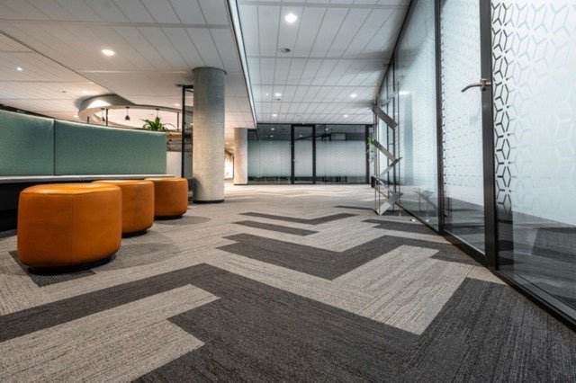 Bureaux en open space avec postes de travail