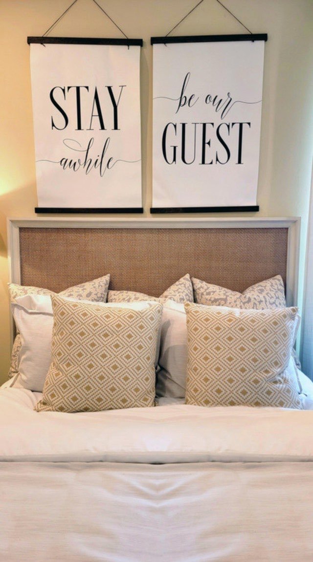 Chambre de location meublée avec un lit fait