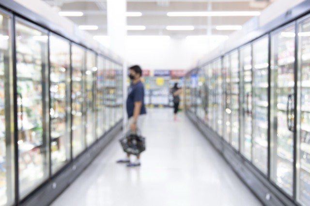 Rayon frais d’un commerce alimentaire avec produits en libre-service